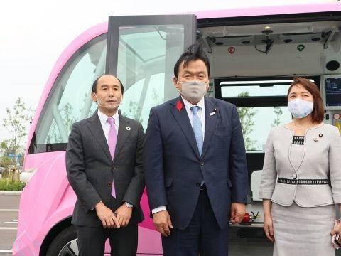 NAVYA autonomous driving bus and Minister Akabane