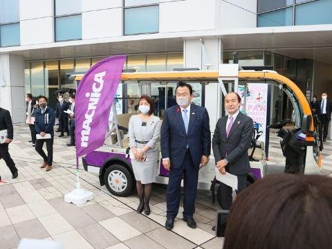 PerceptIn's autonomous low-speed electric cart and Minister Akabane