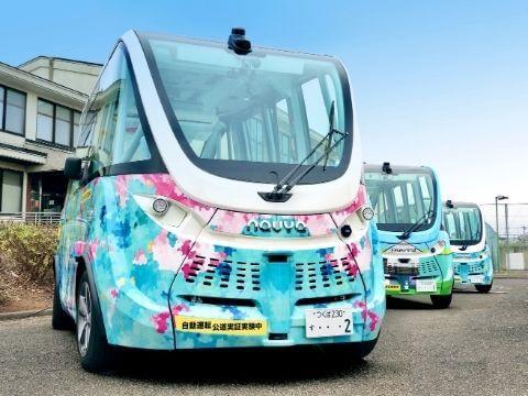 Three autonomous driving shuttle buses lined up vertically