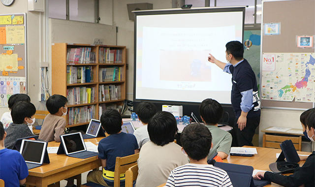 近隣地域の篠原小学校プログラミング部の生徒の皆さんに対して、ロボットを用いたプログラミング教室を実施している様子（写真１）