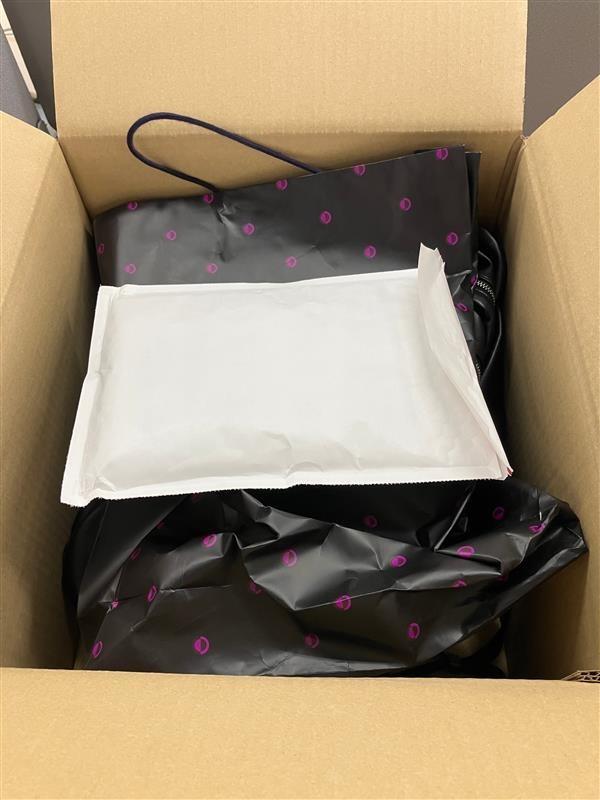 デバイスを入れた気泡緩衝材入り袋を、段ボール箱の上部へ置いた