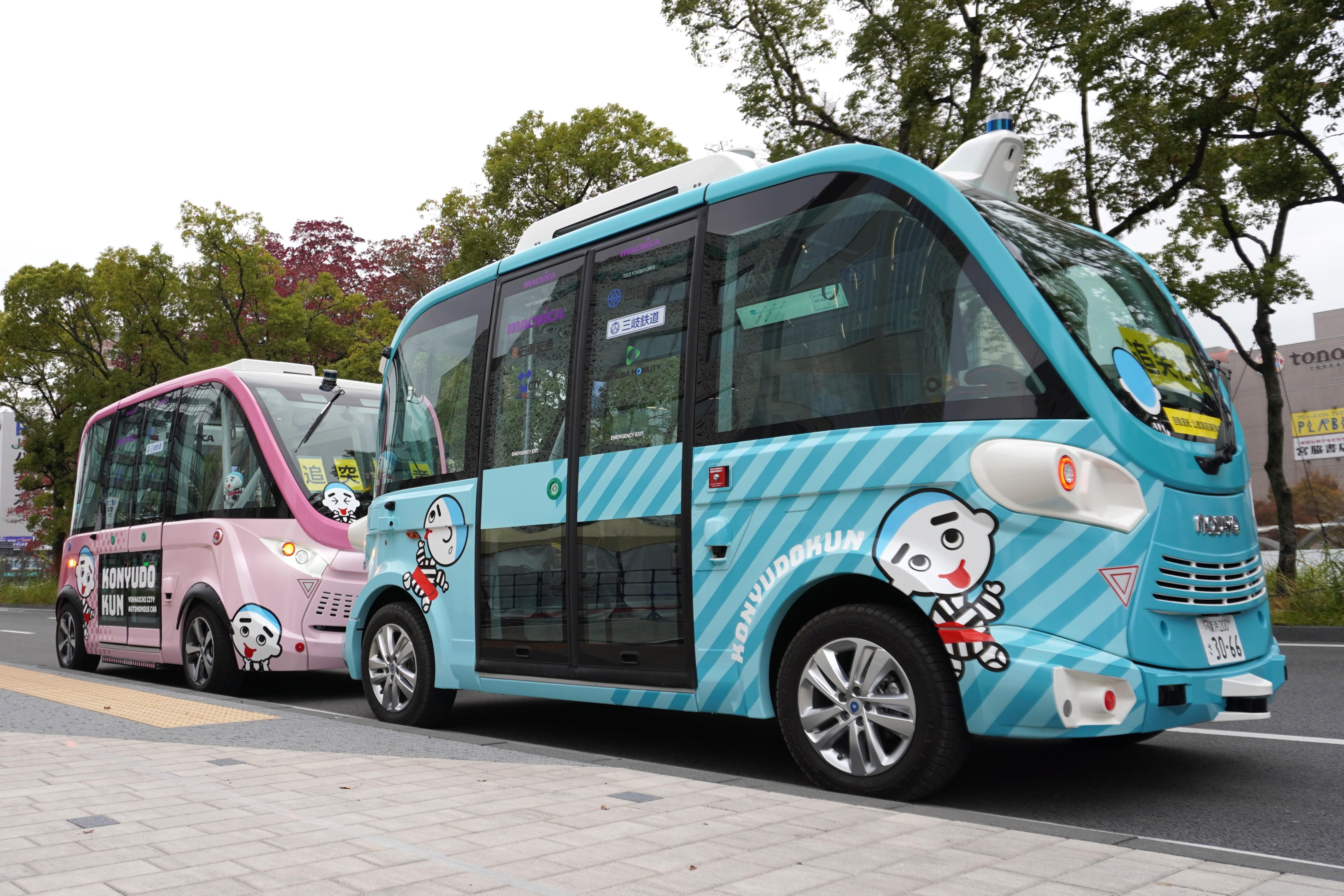 自動運転EVバス2台