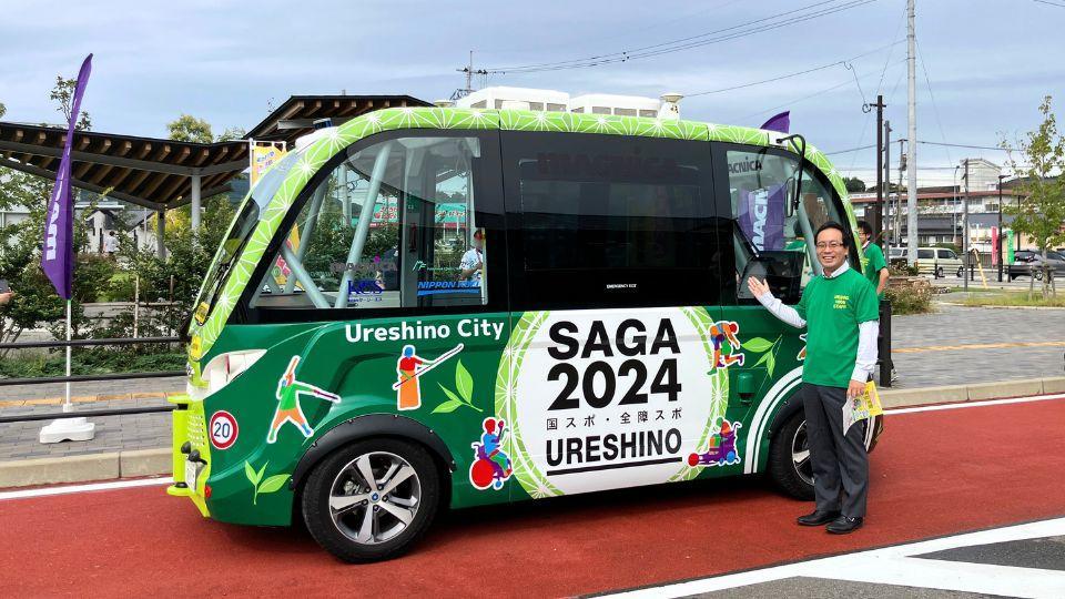 自動運転EVバスと嬉野市長