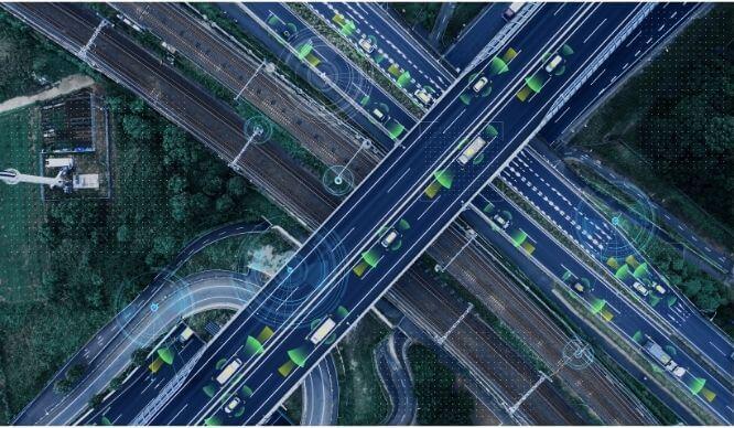 交差する高速道路を走行する自動運転車