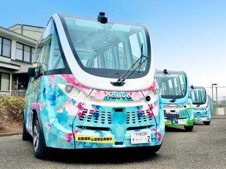 縦列する３台の自動運転バス「NAVYA ARMA」