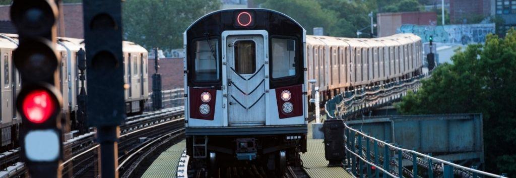 ニューヨーク市街を走行する鉄道