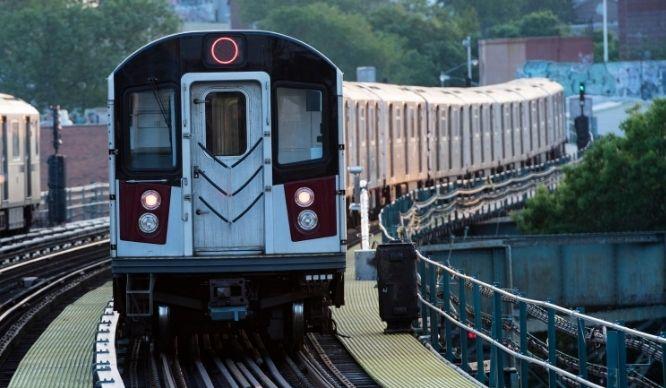 ニューヨーク市街を走行する鉄道