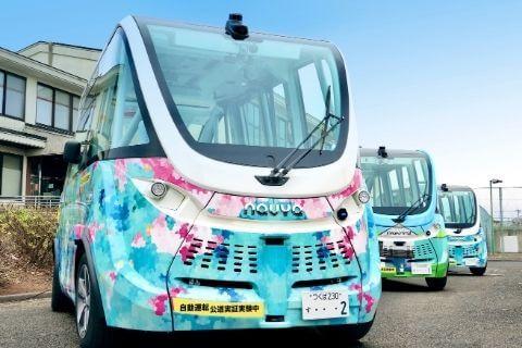 縦列する3台の自動運転バス