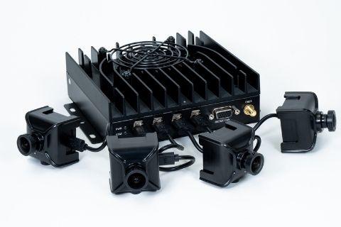 4台のカメラと接続したEDGEPLANT T1