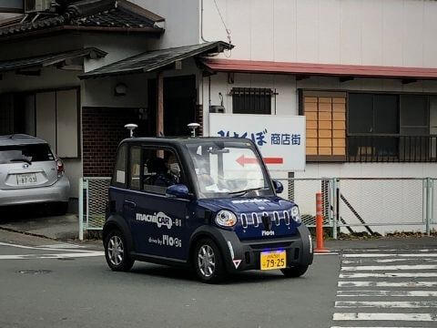 公道を走行する自動運転小型車