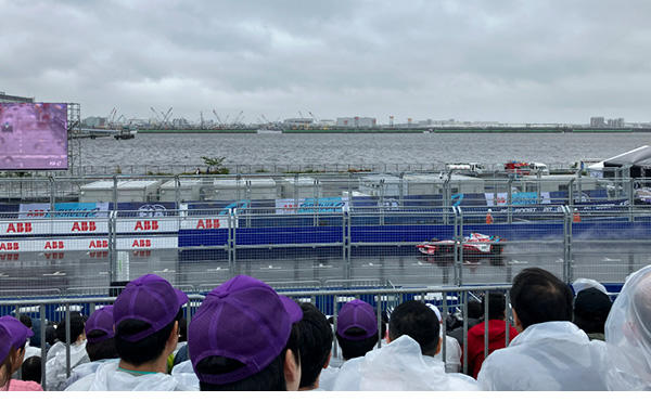 水しぶきをあげてさらに迫力