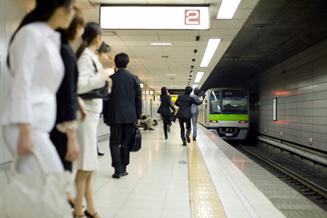 何らかの要因で電車が止まってしまった場面