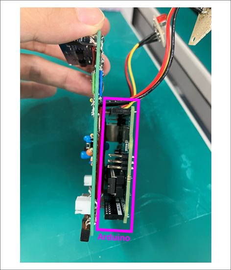 図3：横から見たArduino接続時