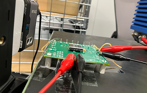 実験は、基板に WE-TGFG シートを貼り付けた状態で、その上に金属板を重ねる構成で実施