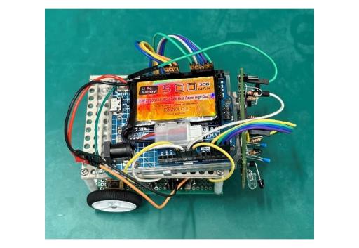 月山習が実習で制作した迷路脱出マシンの車体（上から見た図）