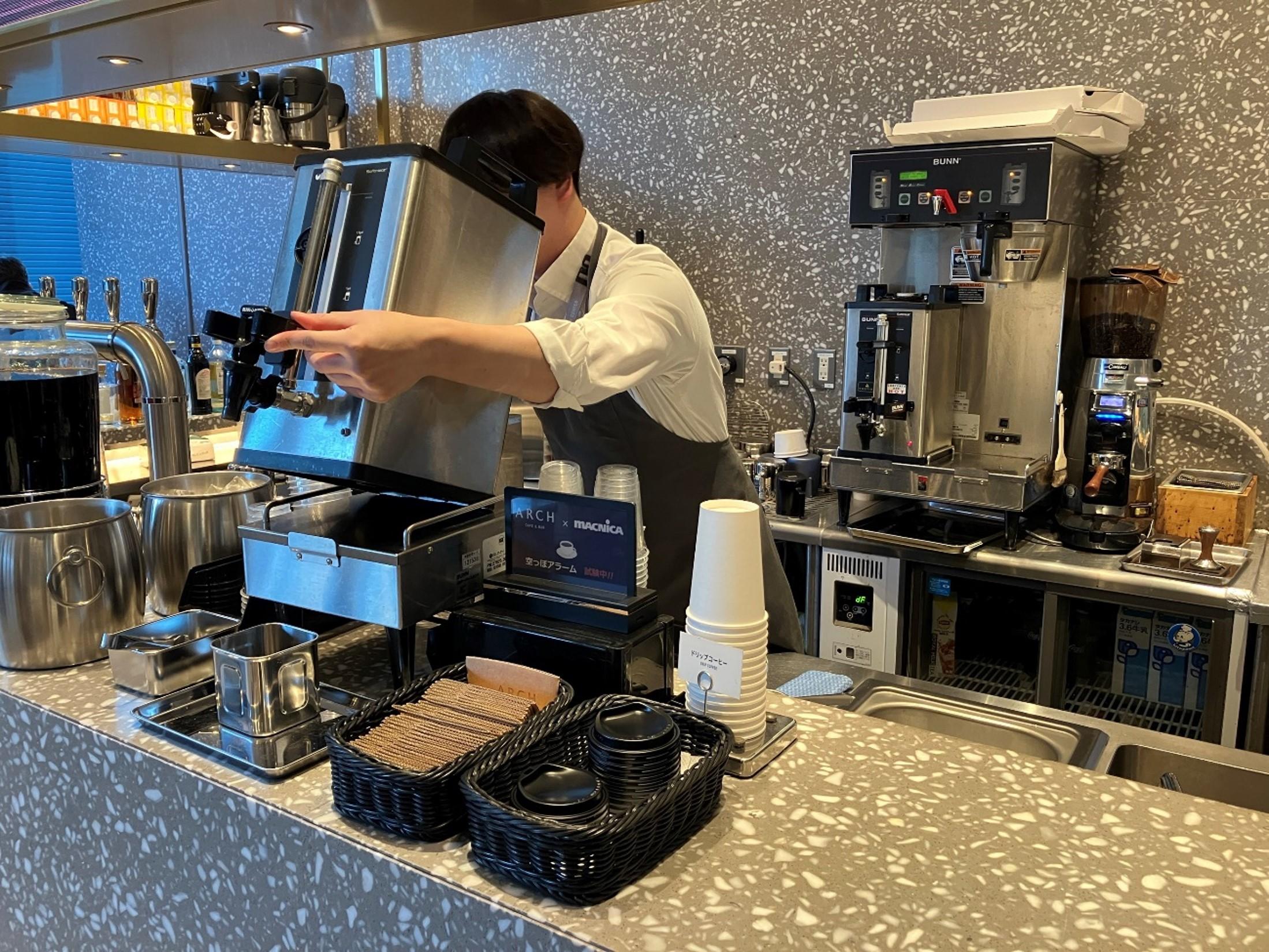 実際にコーヒーサーバーのタンクを交換している様子