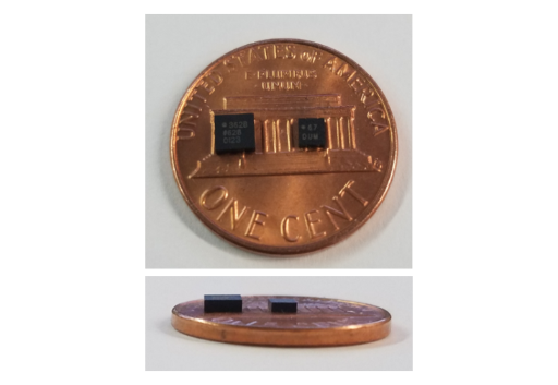 ADXL366とADXL362のサイズ感を、米国1セント硬貨の上に置いて比較