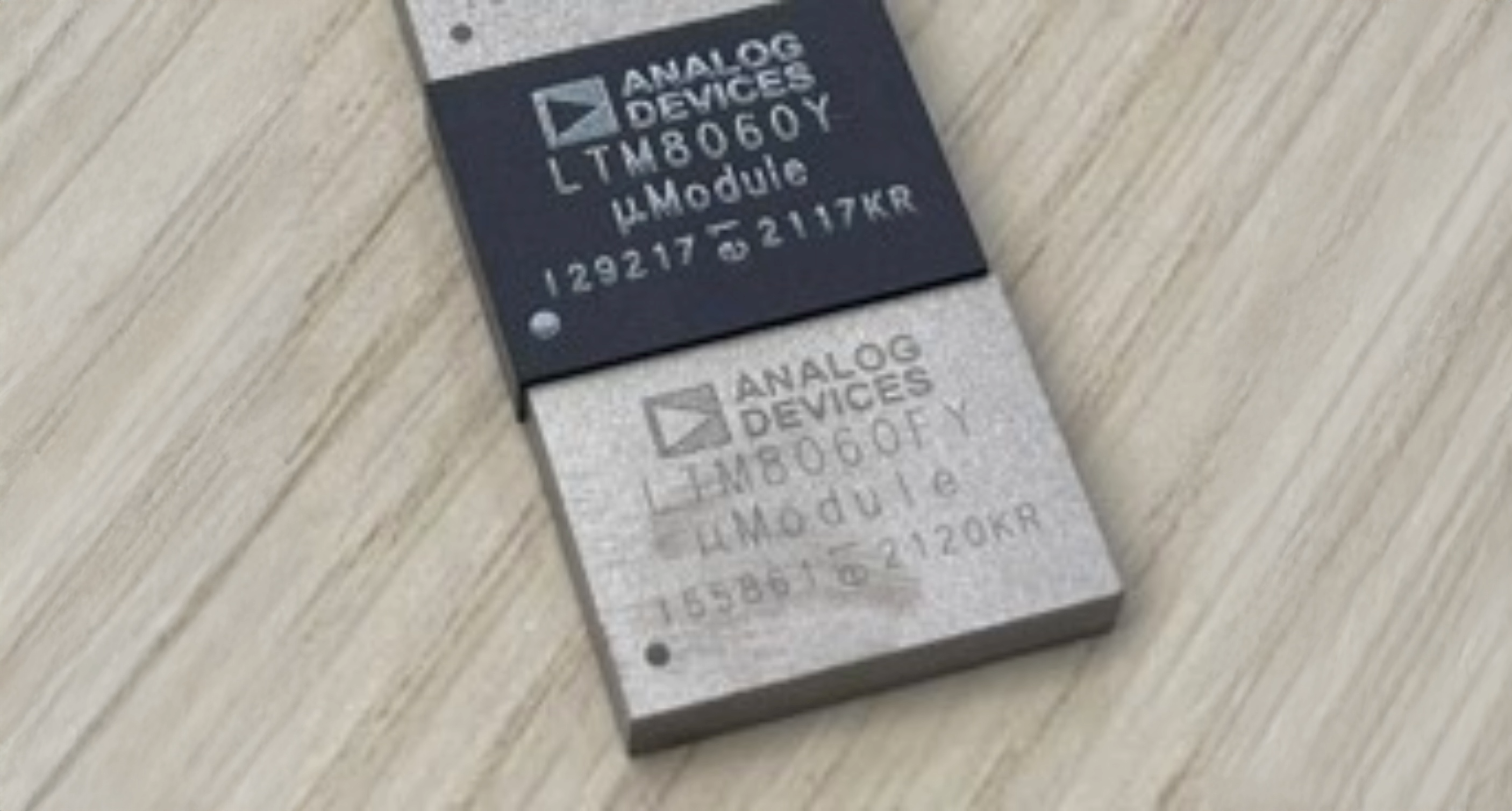 LTM8060とシールド付きLTM8060Fのパッケージを比較
