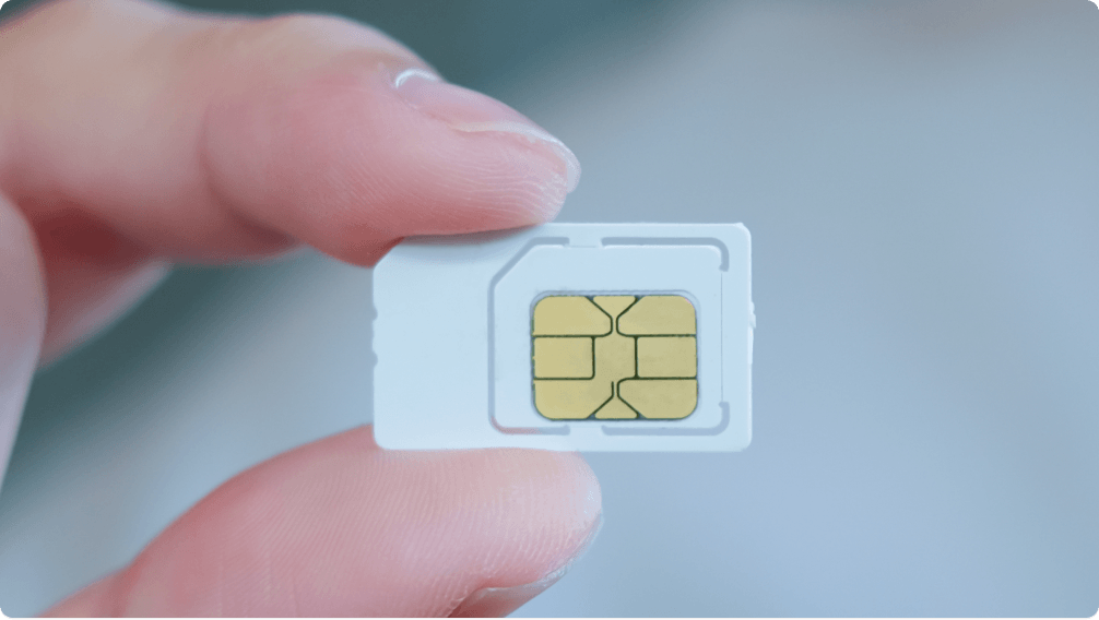 「物理SIMもチップSIMも、機器に合わせて提供可能」イメージ画像。物理SIMカードのイメージ画像